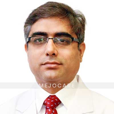 Dr. Manoj Miglani, cirurgião ortopédico de coluna