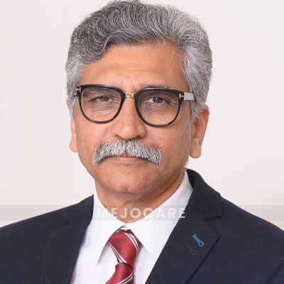 Dr Manoj Johar, chirurgien plasticien