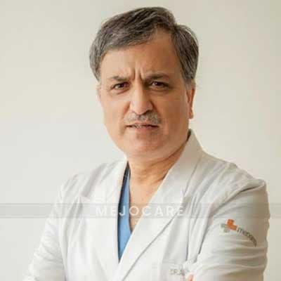 الدكتور أنيل بهان جراح القلب والأوعية الدموية